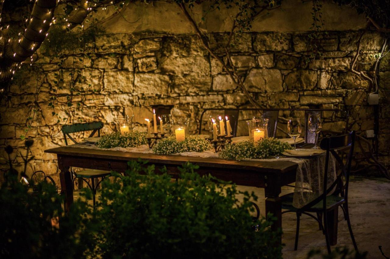 Cecilias Courtyard Pensionat Malya Exteriör bild