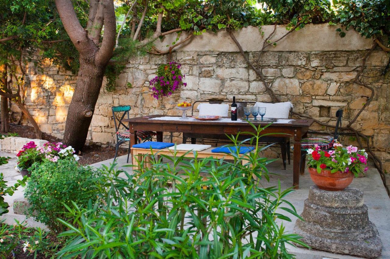 Cecilias Courtyard Pensionat Malya Exteriör bild