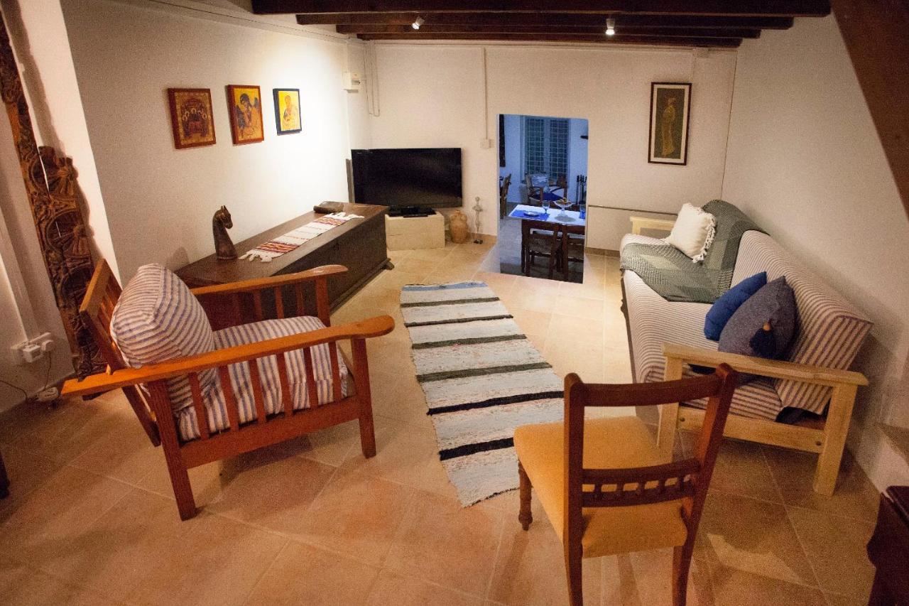 Cecilias Courtyard Pensionat Malya Exteriör bild