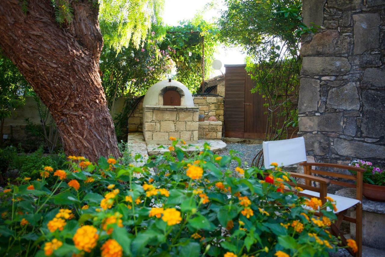 Cecilias Courtyard Pensionat Malya Exteriör bild