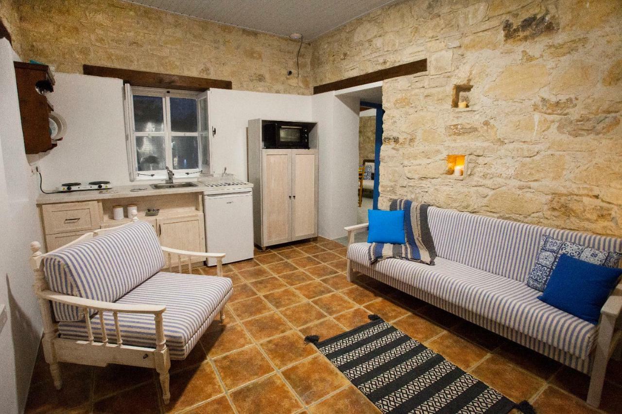 Cecilias Courtyard Pensionat Malya Exteriör bild
