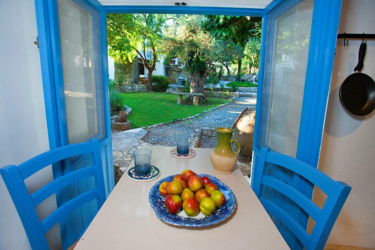 Cecilias Courtyard Pensionat Malya Exteriör bild