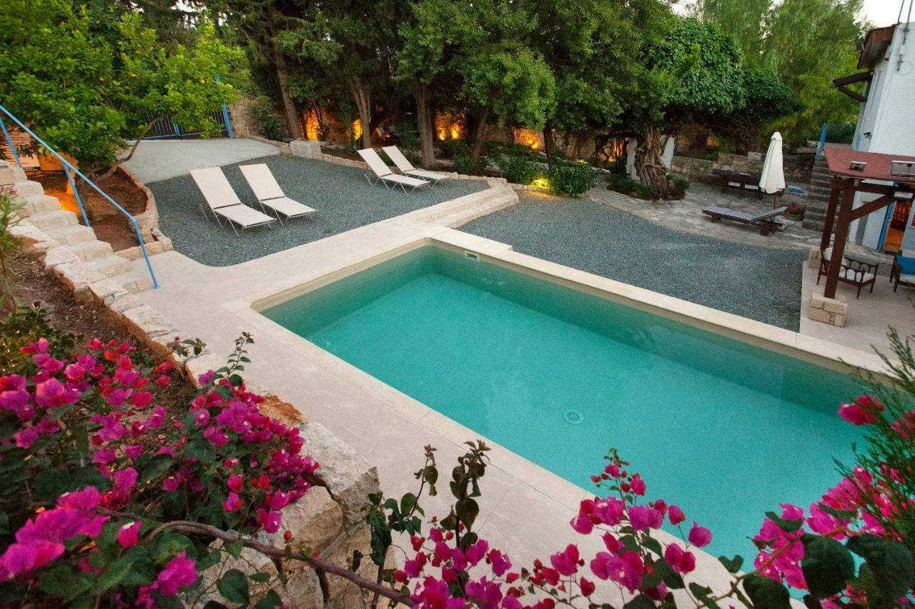 Cecilias Courtyard Pensionat Malya Exteriör bild