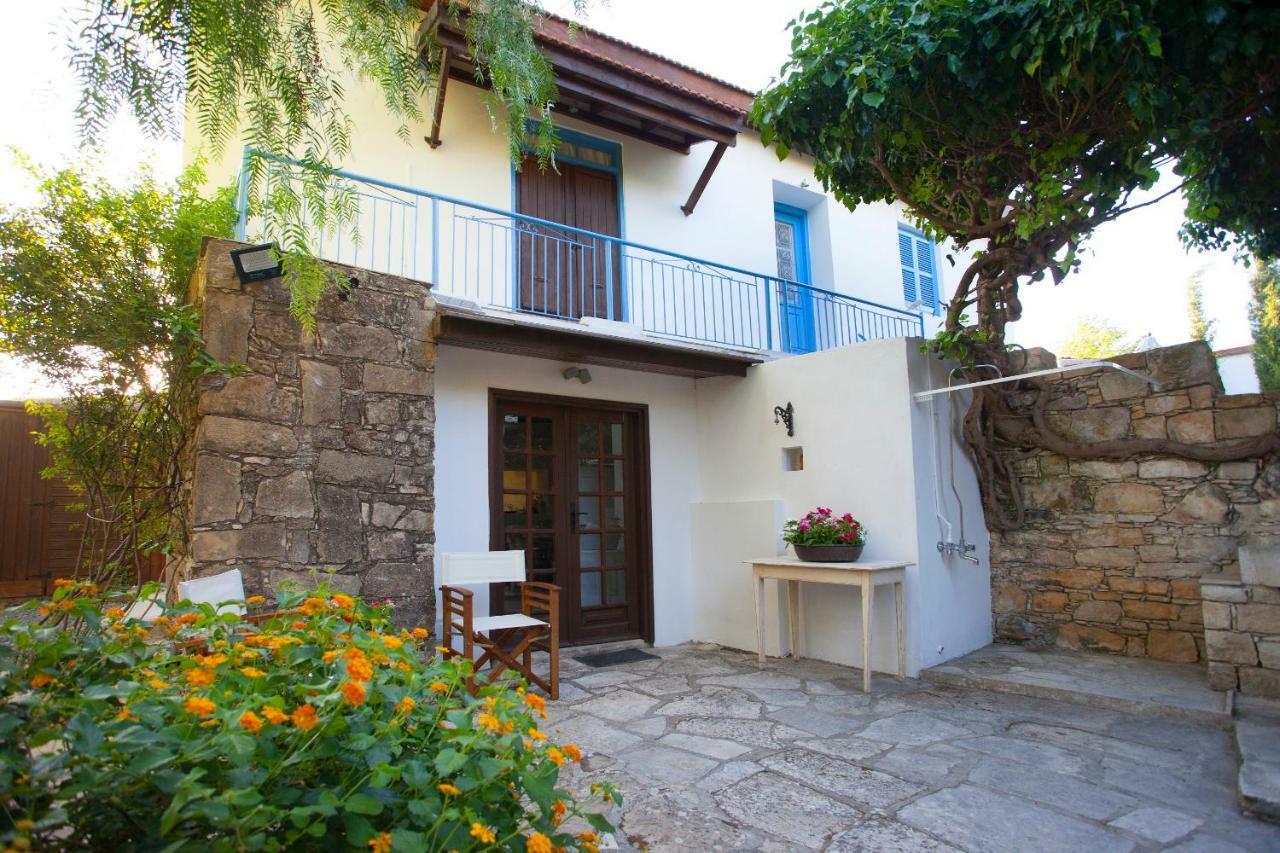 Cecilias Courtyard Pensionat Malya Exteriör bild